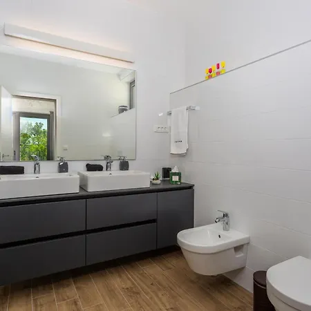 Amazing In With Swimming Pool Malinska