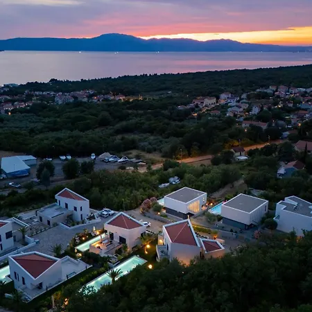 Front In * Malinska